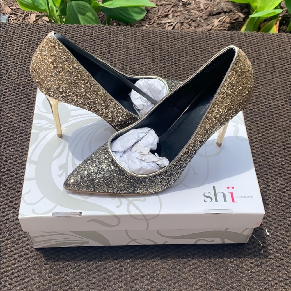 Beautiful back n gold heel